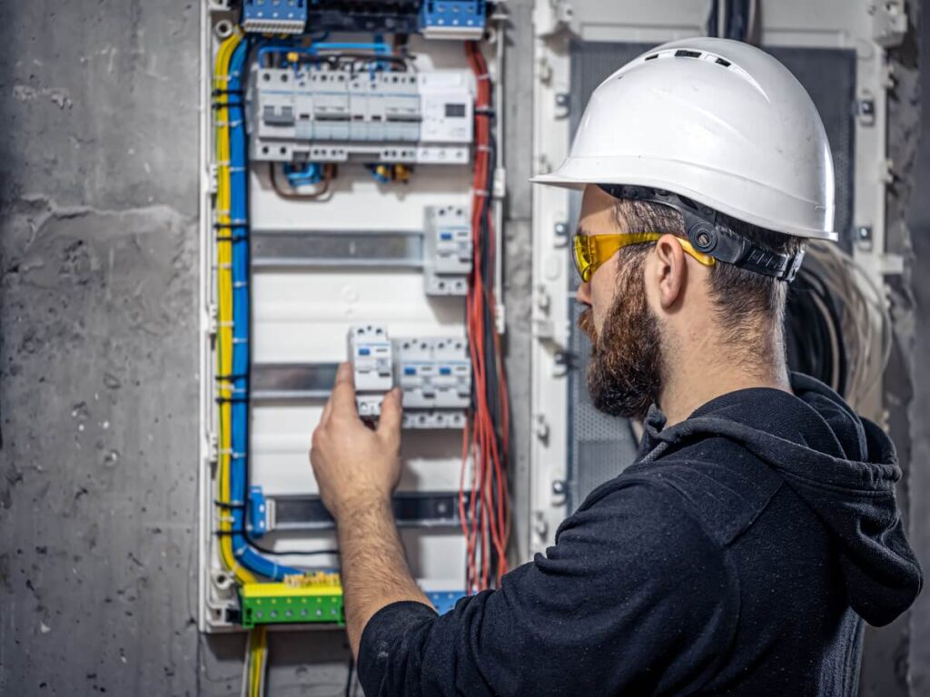 electricista trabaja centralita cable conexion electrica